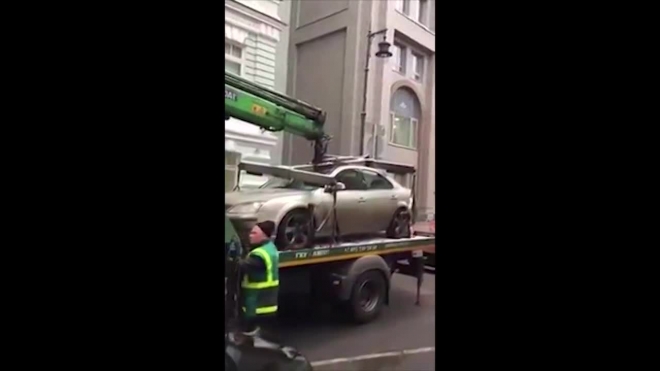 Появилось видео опасного эвакуатора машин в Москве