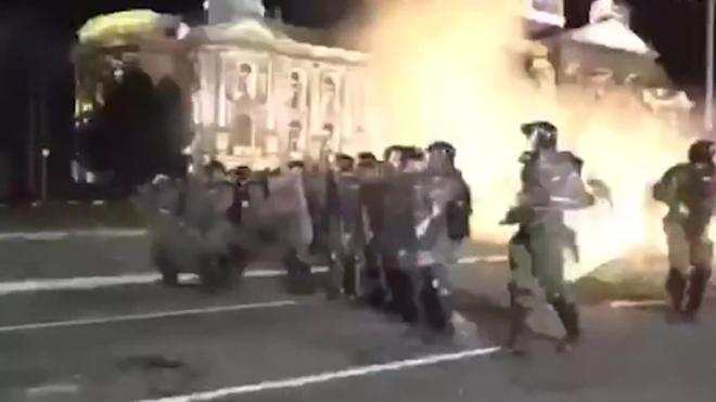 В Белграде на протестах ранили десять полицейских