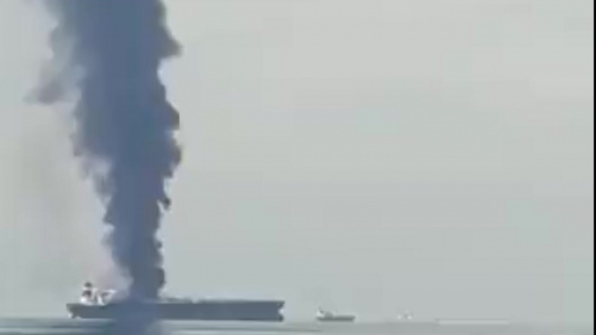 Видео: У берегов ОАЭ горит танкер с нефтью