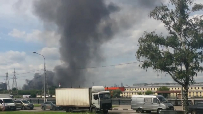 Площадь пожара на заводе ЗиЛ увеличилась до 2 тыс м², к тушению привлекли вертолеты