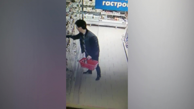 Видео: на проспекте Науки неизвестные за шиворотом вынесли из магазина продукты питания 
