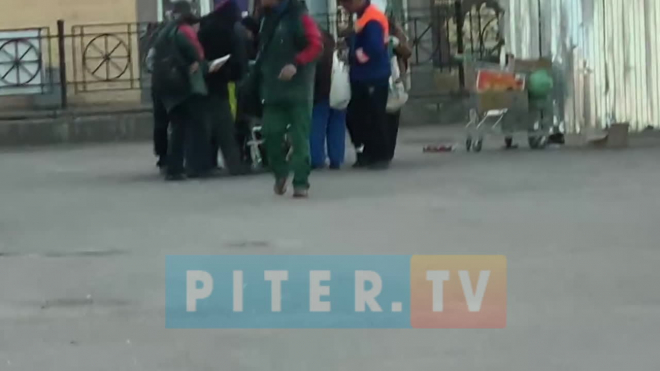 "Голодные игры": петербуржцы расхватали все просроченные продукты гипермаркета 