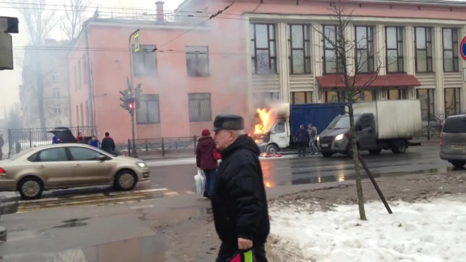 На перекрестке Ольги Берггольц и улицы Седова загорелась газель