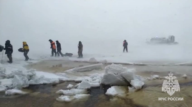 В Петербурге, несмотря на сильный ветер и подъем воды, нашлись желающие порыбачить на льду