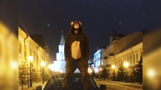 Видео из Казани: парень-обезьяна станцевал на движущемся авто