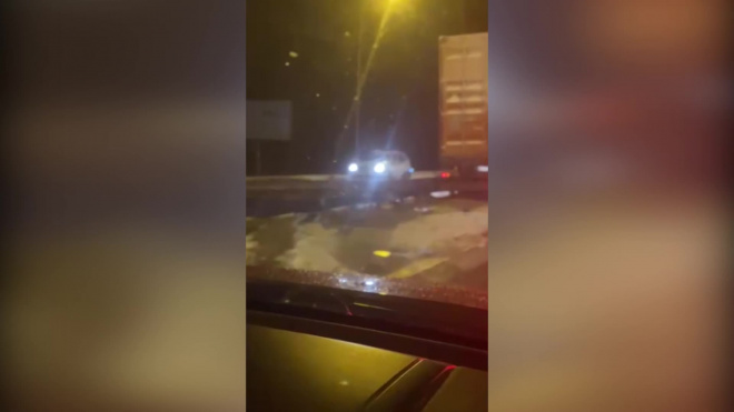 На Мурманском шоссе фура снесла отбойник