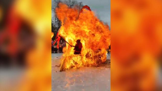 В Кингисеппе на Масленице взорвалось чучело и попало на видео