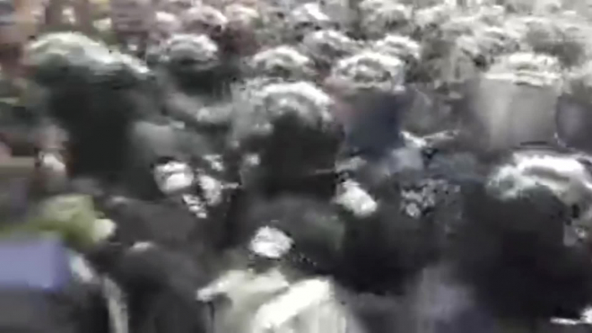 На митинге у Верховной Рады произошли первые стычки митингующих с силовиками