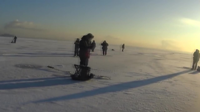 Спасатели вызволили двух рыбаков из ледового плена на Финском заливе