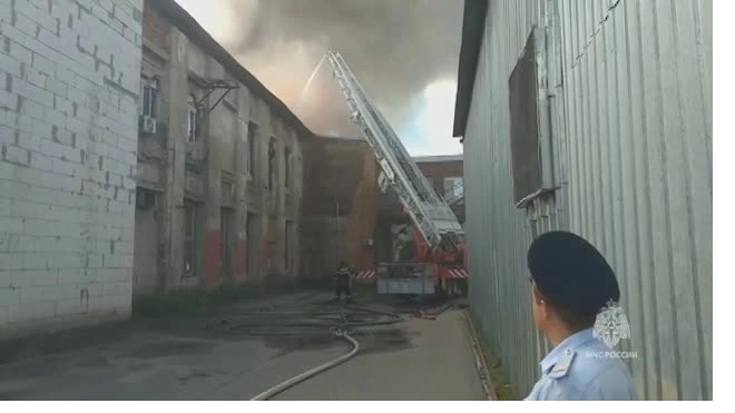 К тушению пожара на складе в Подмосковье привлекли два вертолета