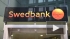 В Латвии клиенты Swedbank в панике снимают деньги со счетов