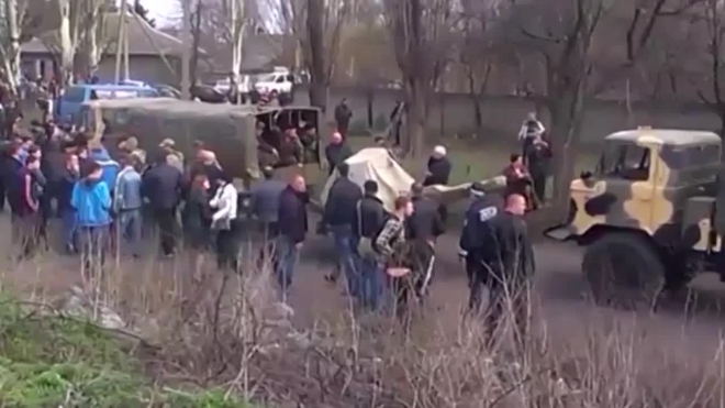 В Киеве взорвалась остановка общественного транспорта: территория оцеплена, лежат осколки