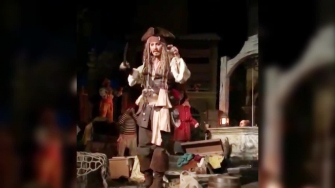 Видео из Диснейленда: Джонни Депп лично поприветствовал гостей аттракциона "Пираты Карибского моря"