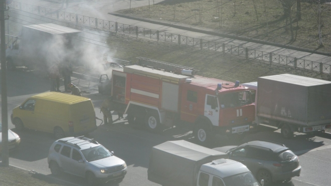 На проспекте Энтузиастов с трудом потушили "Волгу": пожарные заливали машину прямо на дороге