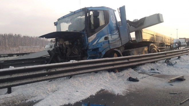 Эффектное ДТП с грузовиками и сваями на КАД около Кудрово попало на видео