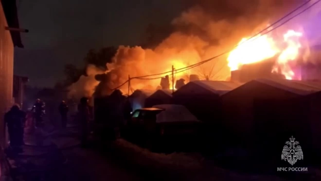 На Лапинском проспекте полыхает пожар в ангаре