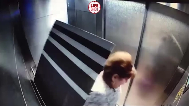 В лифте дома в Подмосковье на женщину упало зеркало