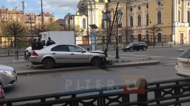 Видео: автомобиль врезался в столб на Владимирской площади