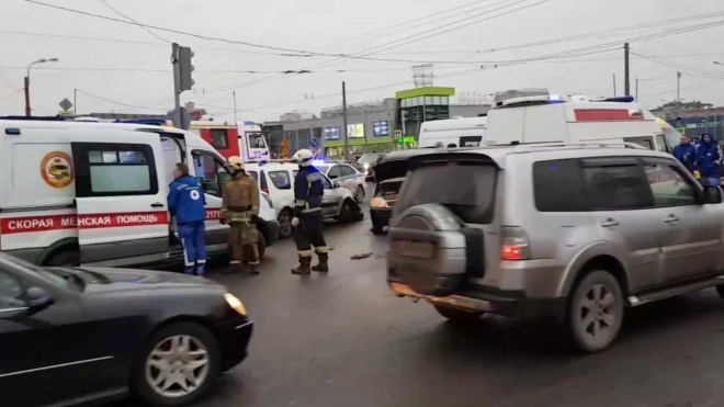 В ДТП на пересечении Сизова и Богатырского пострадали двое