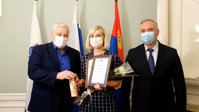 Дмитрий Никулин вручил награды выборгским педагогам