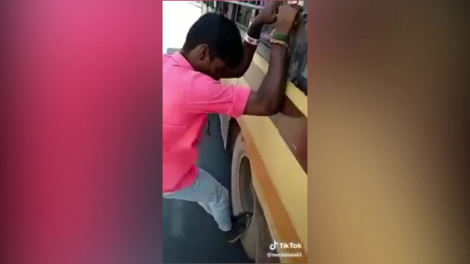 Видео: индийский подросток проехал на заднем колесе движущегося автобуса