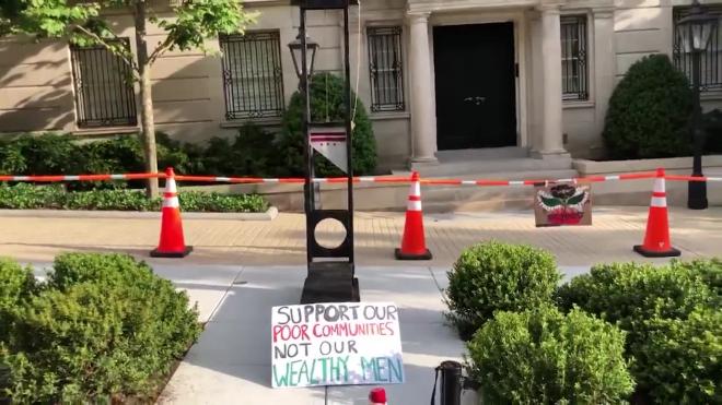 В США активисты поставили гильотину рядом с домом богатейшего человека в мире
