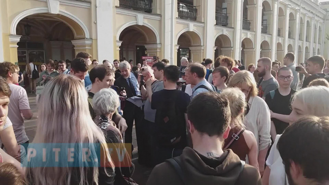 В Петербурге начались одиночные пикеты в поддержку журналиста Голунова