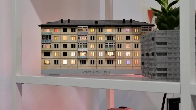 Видео: как мастера из Петербурга создают светящиеся панельки
