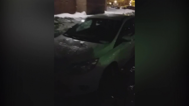 В Мурино водитель бросил застрявшее в снегу авто и отправился спать