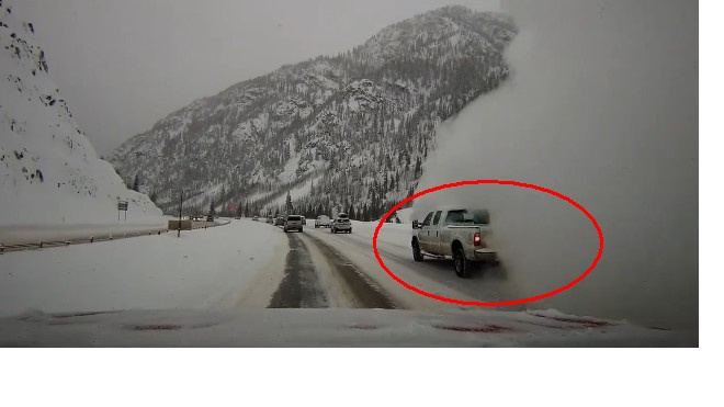 Автомобилисты сняли на видео момент схода снежной лавины на оживленную трассу в Колорадо