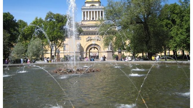 День ВДВ в Петербурге: десантников из фонтана вытаскивала полиция