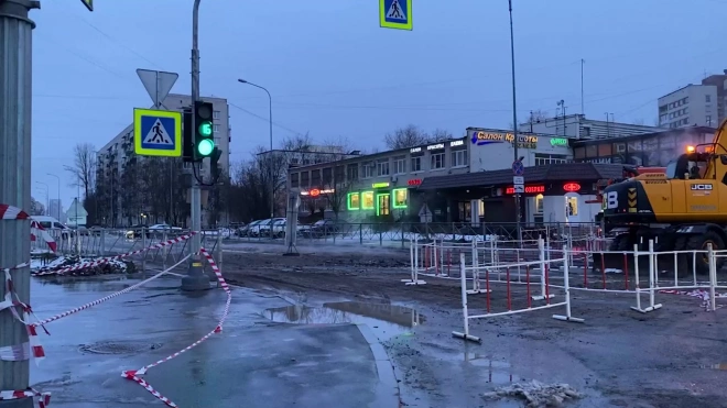 На Лени Голикова после падения автомобиля в яму ремонт трубы завершили досрочно 