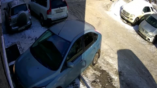 Петербурженка припарковалась в здание 