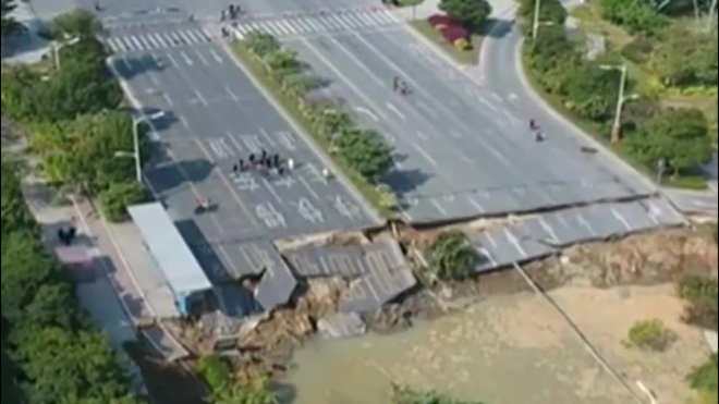 Первое видео из Китая, где из-за обрушения дороги погибло 8 человек