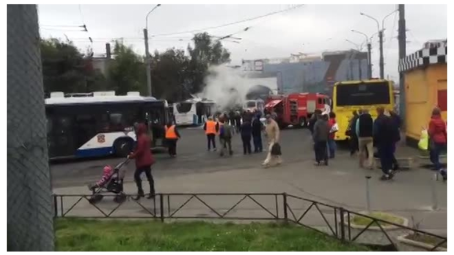 Петербуржцев напугал полыхающий троллейбус у «Старой Деревни»