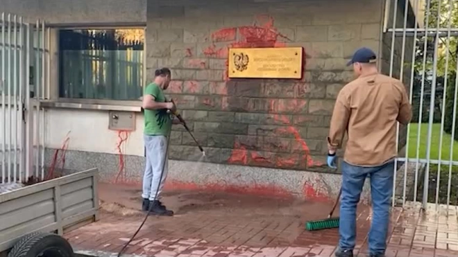 В Москве облили краской табличку посольства Польши после нападения на посла