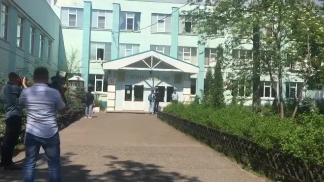 Появилось видео из Казани, где вооруженный школьник взял в заложники учеников