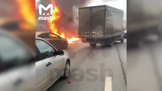 Водитель BMW устроил аварию с пожаром и стрельбой на МКАДе