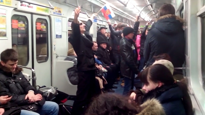 Мим-патриот махал в петербургском метро российским флагом и огурцом