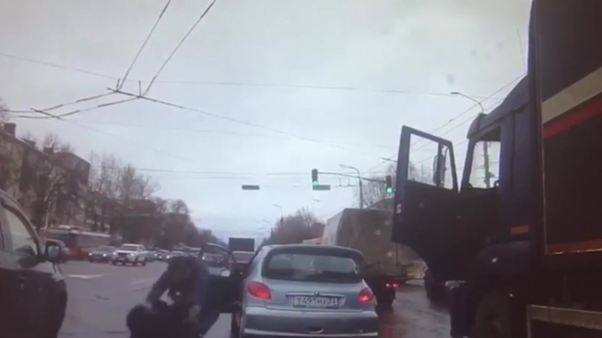 Видео из Владимира: два водителя, не поделив дорогу, чуть не убили друг друга