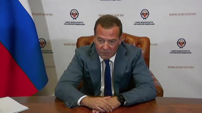 Медведев заявил о стремлении США использовать интернет как свою вотчину