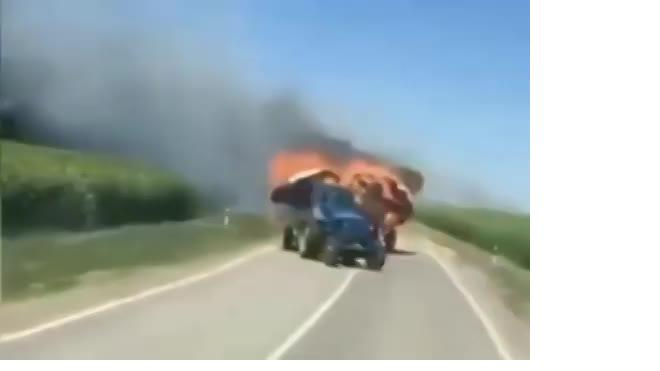 Видео: Огненный трактор с сеном спалил поле пшеницы в Краснодарском крае