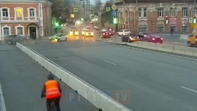 Видео: у моста Бетанкура столкнулись такси и легковушка