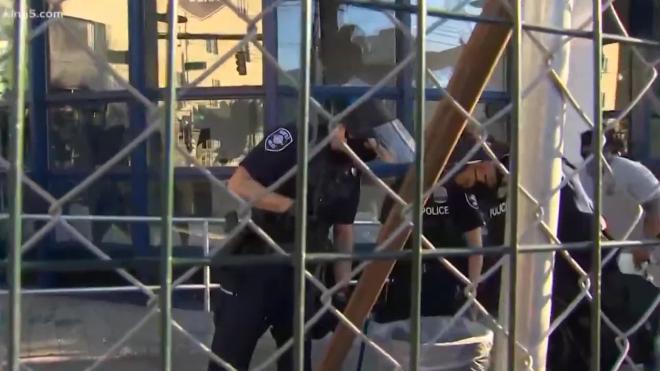 В результате беспорядков в Сиэтле пострадали 12 полицейских 