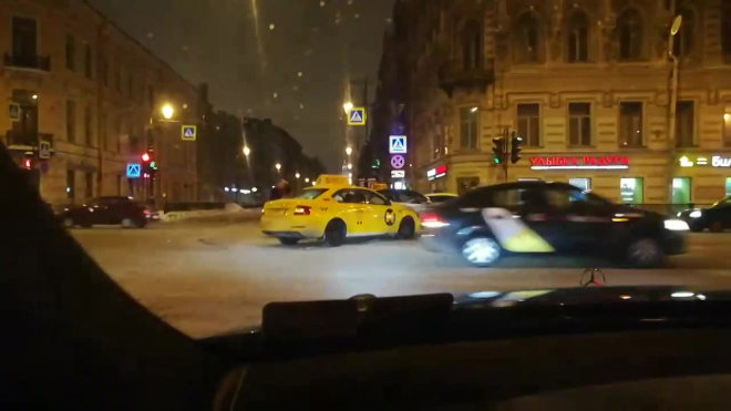 В центре Петербурга два такси не смогли поделить дорогу 