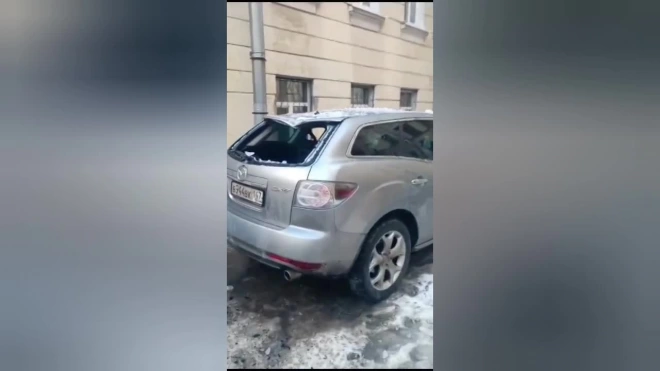 Сосульки и ледяные глыбы обрушились на машины в Петербурге