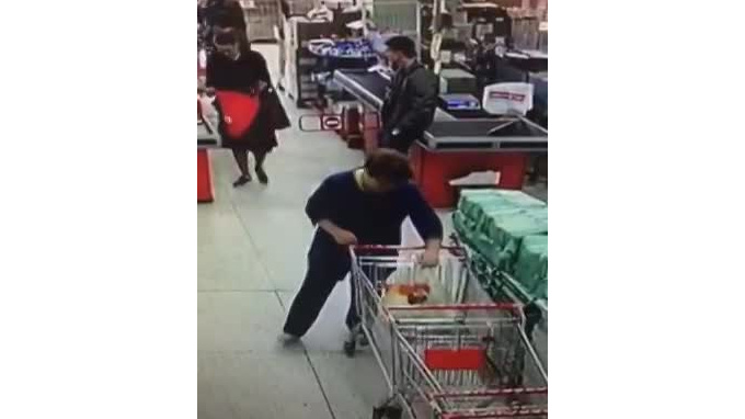 Полиция разыскивает женщину, похитившую кошелек с деньгами в Выборге