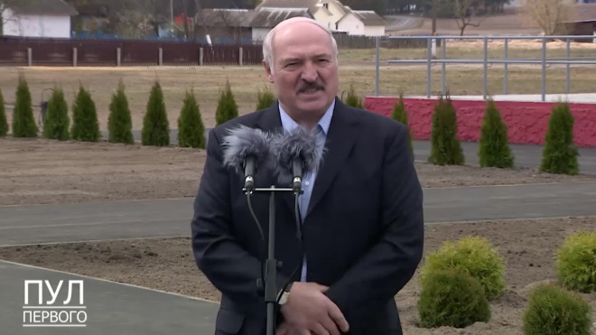 Лукашенко перенес послание народу из-за "коронапсихоза"