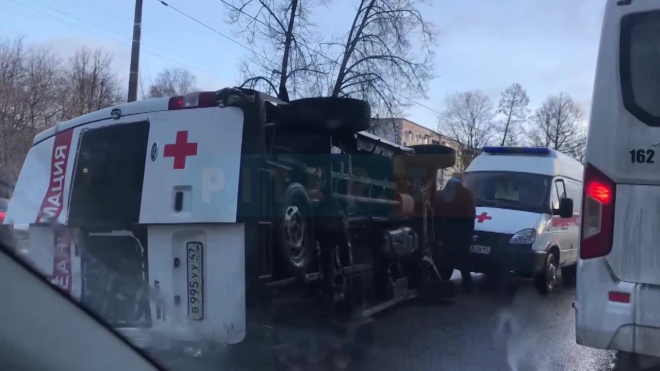 Скорая помощь завалилась на бок в Тихвине