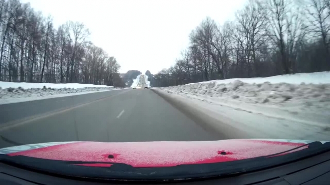 Видео: автомобиль врезался в отбойник во Владимире